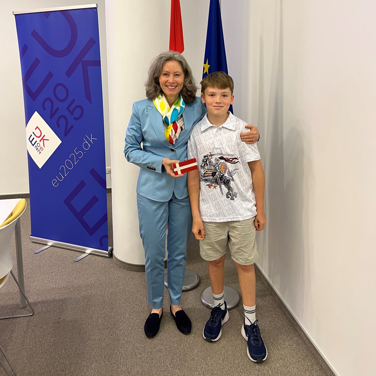 DKAMBinLT's tweet image. I just got the best start to the EU Presidency. Adam made the Danish flag 🇩🇰 in LEGO for me. It will be my lucky charm for the Presidency. Thank you so much, Adam, and keep on creating. #eu2025dk