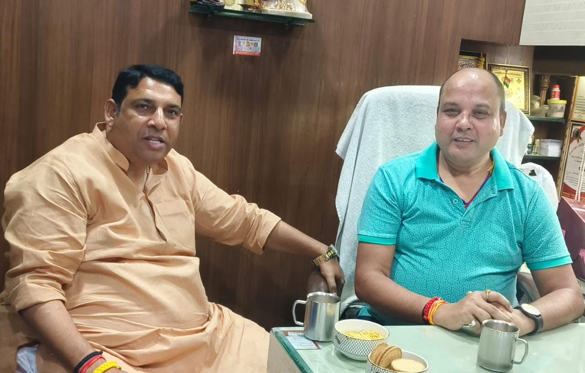 आज मनस्वी वाणी के वरिष्ठ पत्रकार श्री दीपक शर्मा जी को उनके जन्मदिवस पर सप्रेम माला पहनाकर एवं शुभकामनाएं देकर बधाई दी।
