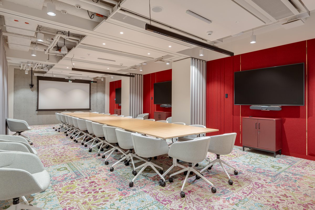 Located in #Warsaw's business district, this #workspace offers private office furnished with internal meeting rooms and lounge areas. Members have access to a private gym, a relaxation and gaming area and an auditorium for events.

Find out more: savi.li/6010SNPxY