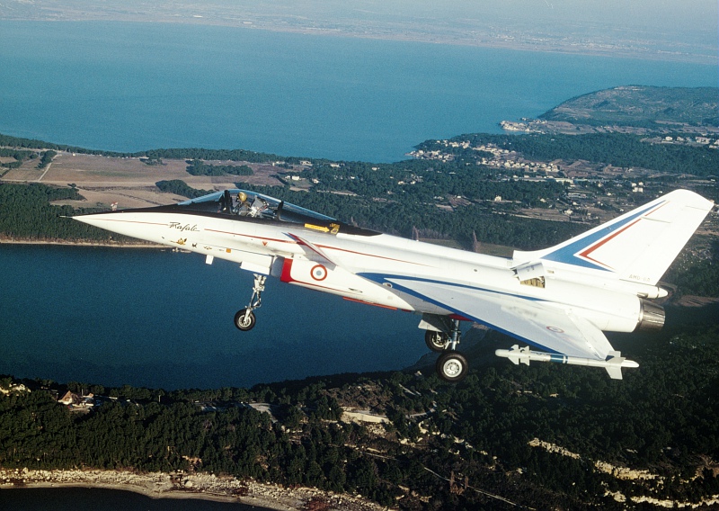 [Histoire de l’aviation 🕰️] C’était il y a 39 ans ! Le 4 juillet 1986, le démonstrateur Rafale A effectuait son premier vol depuis la base aérienne d’Istres !

#avgeeks #aviationlovers