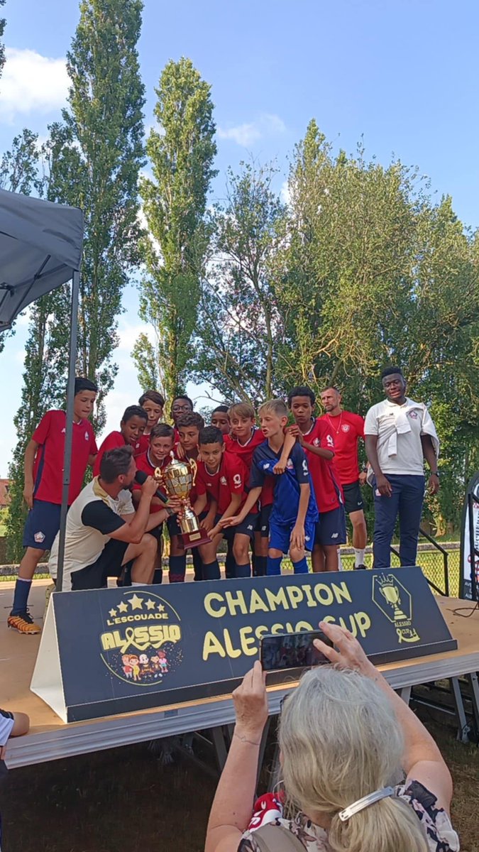 La semaine dernière, nos jeunes ont participé à la 1ʳᵉ édition de l'Alessio Cup, un tournoi organisé en hommage au petit Alessio, supporter du LOSC, disparu en février dernier 💫

Deux journées placées sous le signe du fair-play et de l’émotion 🤝

Bravo pour cette initiative !