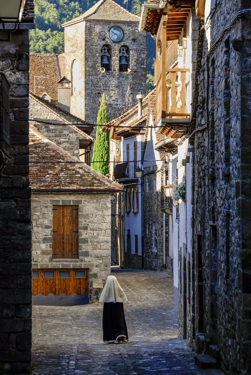 🏘️ Ansó, esencia pirenaica en estado puro

Piedra, madera, silencio y tradición. En las calles empedradas de Ansó, cada rincón parece detener el tiempo. Las fachadas conservan la arquitectura típica del Pirineo aragonés y el alma de un pueblo que ha sabido cuidar su identidad
