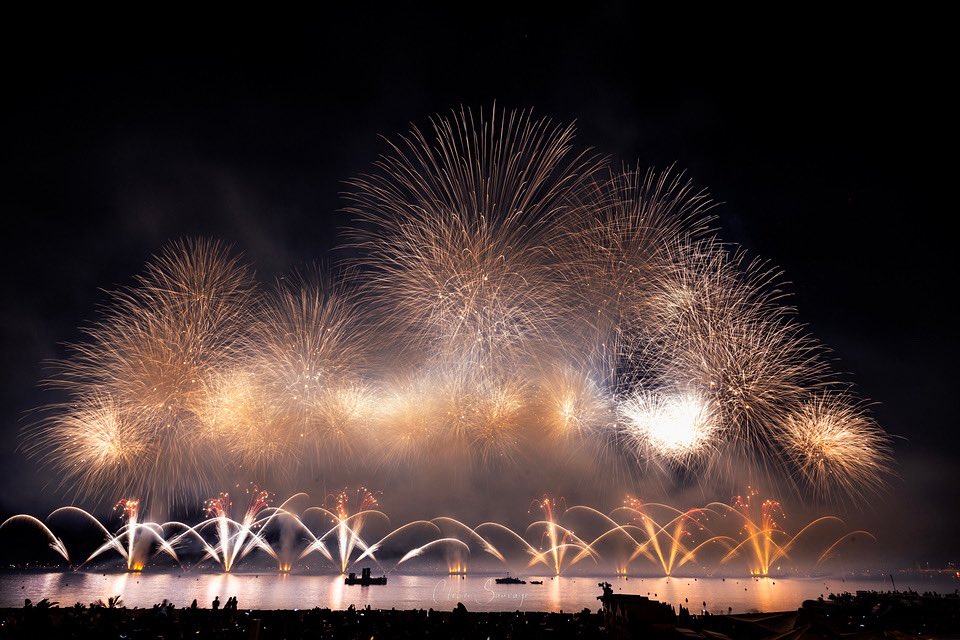 🎆Ce soir à 22h, ouverture du Festival d’Art Pyrotechnique de Cannes avec la Suède 🇸🇪 !
Thème : « Les voix du feu » 🔥
Un hommage aux icônes féminines de la musique : Piaf, Franklin, Madonna, Sia…
📍Baie de Cannes
🎟️ Gratuit
📅 Prochaines dates : 14/07, 22/07, 5/08, 15/08, 24/08