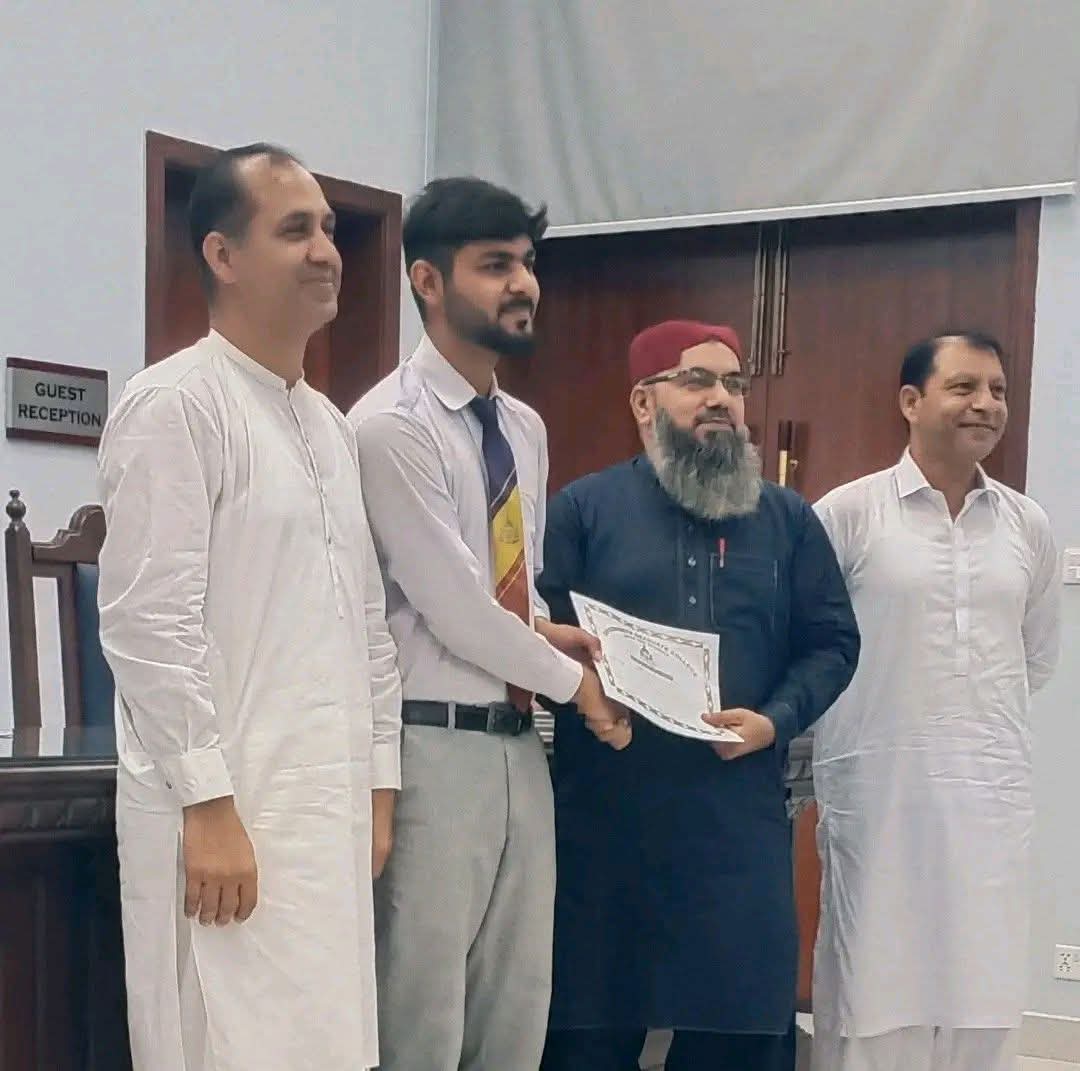 یہ ہیں عمر پڑھے لکھے نوجوان 
اس بچارے معصوم سٹوڈنٹ کو کیا پتہ تھا 
گگومنڈی میں مافیا اتنا طاقت ور ہے۔
اس مافیا کے آگے ن لیگ کے لیڈر اور انتظامیہ بے بس ہوجائے گی  اس بچارے کو جان سے مارنےکی دھمکیاں دی جا رہی ہیں مافیا کی جانب سے 
 گزارش ہے  اس پڑھے لکھے نوجوان کے لیےاواز اٹھائیں