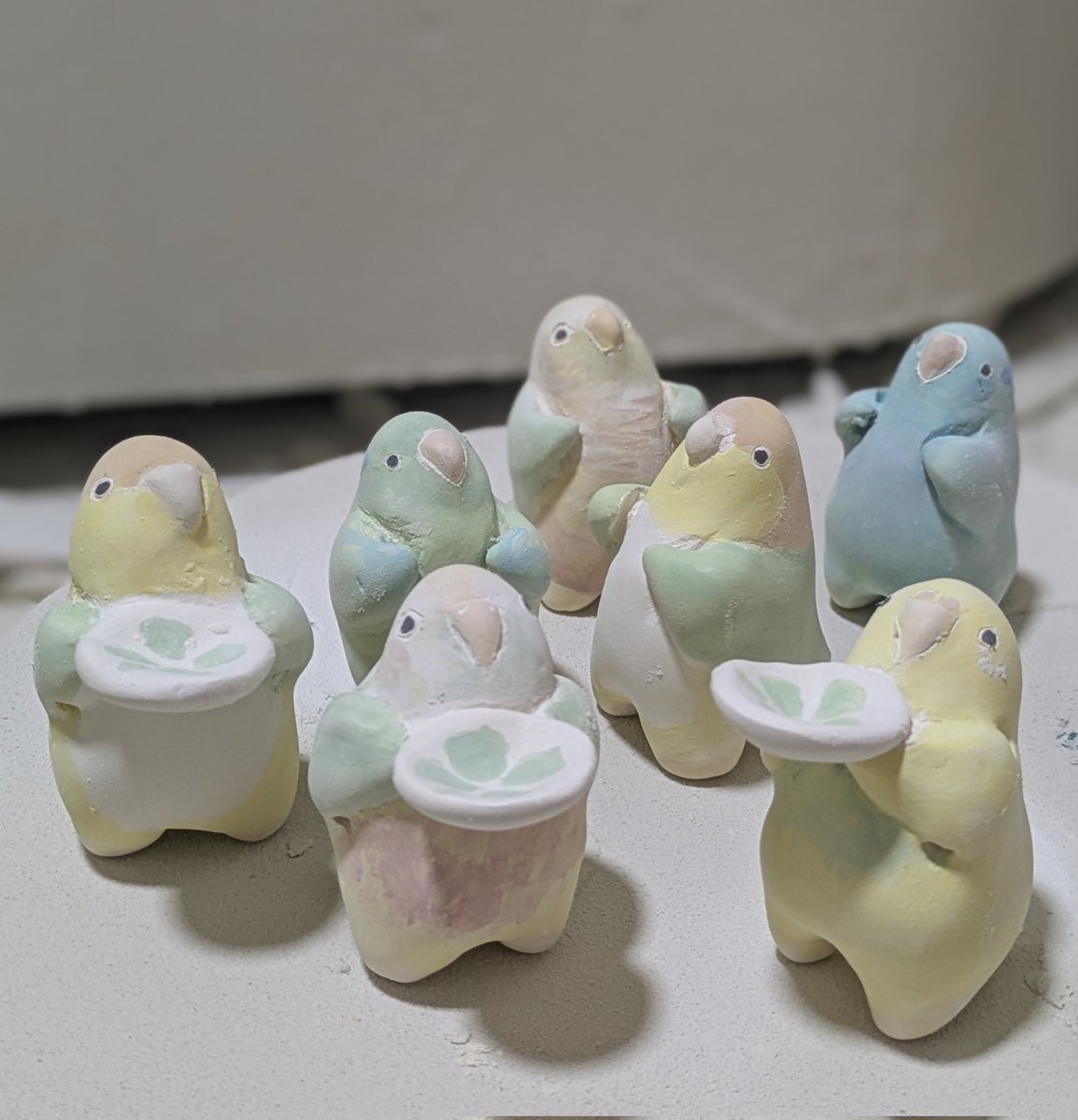 明日の土曜日〜月曜日の最終日まで在廊しておりますので、よろしければ是非！色々な愛鳥さん話を聞かせてください🙏✨️あと、お店に居ない愛鳥さんがいましたら今後少しずつ作っていきたいので是非教えていただきたいです🦜♡
#小鳥ガーデン　
こちらは上手く焼ければ明日連れて行く子たちです↓