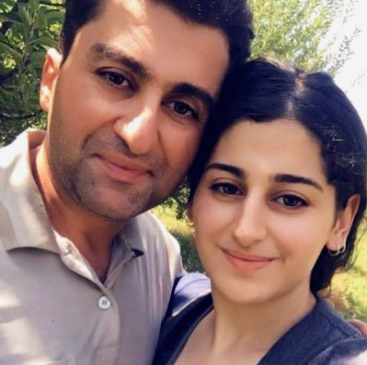 EnghelabIran22's tweet image. رزگار بابا میری را به جرم کمک به زخمیها و آسیبدیدگان، به اعدام محکوم کردهاند.
بله، اعدام! نه بهخاطر خشونت، نه بهخاطر جنایت، بلکه فقط چون انسان بود.
داستان او مرا به یاد "سامری نیکو" انداخت؛ کسی که برخلاف همه، نایستاد تا تماشا کند، جلو رفت، کمک کرد، زخم بست و زندگی بخشید.
در…