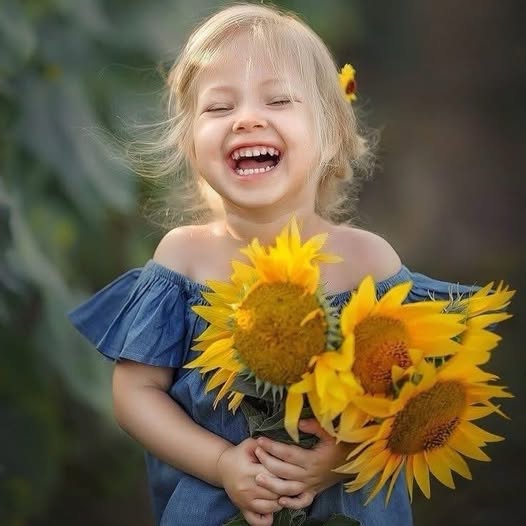 *Quand la nature nous donne des leçons .
*Le tournesol, comme de très nombreuses plantes aime particulièrement la lumière que le soleil lui fournit.
*Il regarde le soleil, mais pas les nuages sombres.
*Faites comme lui, levez la tête et cherchez le, votre rayon de lumière.