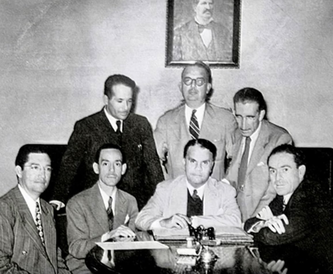 Hoy: Día del Arquitecto en 🇻🇪 
“De izquierda a derecha: 
Arriba: Enrique García Maldonado, Carlos Raúl Villanueva, Rafael Bergamín.
Abajo: Heriberto González Méndez, Cipriano
Domínguez, Luis Eduardo Chataing
y Roberto Henriquez. 
Imagen de la Sociedad Venezolana de Arquitectos”.