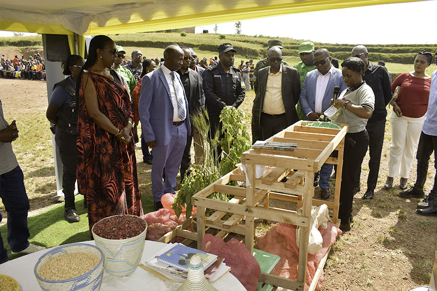 Kwizihiza umunsi wo #Kwibohora31 mu karere ka #Rulindo umuyobozi w'Akarere <a href="/Jmukanyirigira/">Mukanyirigira Judith</a> ari kumwe na perezida w'inama njyanama <a href="/D_Aimable/">Aimable Dusabirane</a> n'abakuriye inzego z'umutekano batashye inzu ituburirwamo imbuto y'ibirayi yubatswe n'Akarere ku bufatanye na <a href="/CByumba/">CARITAS DIOCESAINE BYUMBA</a>,<a href="/RwandaLocalGov/">Ministry of Local Government | Rwanda</a>