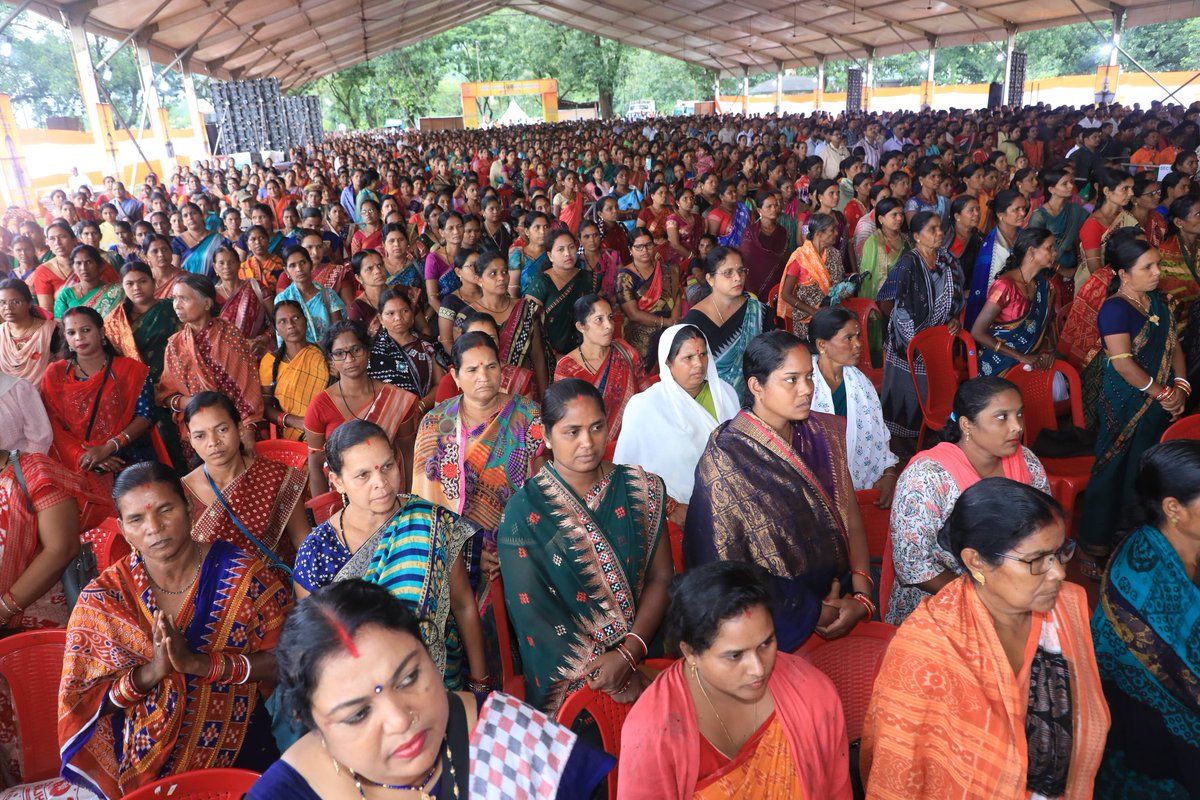 ଦେବଗଡ଼ ଠାରେ “ଗରିବ କଲ୍ୟାଣ ଓ ବିକାଶ ସମାବେଶ”ରେ ଯୋଗଦେଇ ପ୍ରାୟ ୧୬୩ କୋଟି ଟଙ୍କା ମୂଲ୍ୟର ୪୫ଟି ପ୍ରକଳ୍ପର ଲୋକାର୍ପଣ ଓ ଶିଳାନ୍ୟାସ କଲି । ଦେବଗଡ଼ବାସୀଙ୍କ ଆଶୀର୍ବାଦରୁ ଓଡ଼ିଶାରେ ଡବଲ ଇଞ୍ଜିନ ସରକାର ହୋଇଛି । ନିର୍ବାଚନରେ ଦିଆଯାଇଥିବା ପ୍ରତିଶ୍ରୁତିକୁ ଗୋଟି ଗୋଟି କରି ପୂରଣ କରାଯାଉଛି । ଆଜି ପ୍ରତିକୂଳ ପାଗ ସତ୍ତ୍ୱେ ଲୋକମାନେ ଏହି