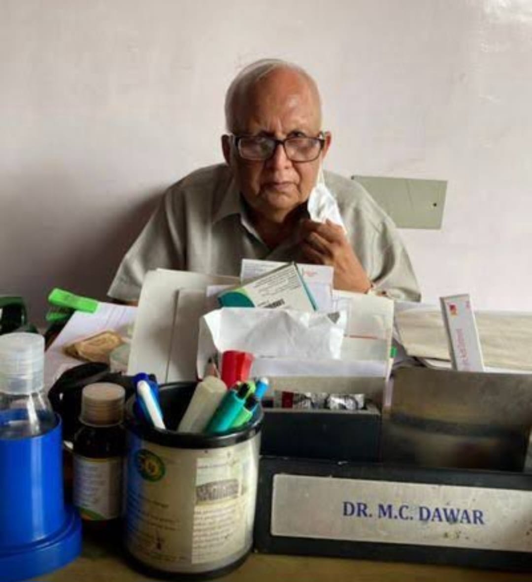 जबलपुर के रहने वाले डॉ. एमसी डाबर नहीं रहे...कुछ साल पहले उन्हें पद्मश्री मिला था। अब जब वो नहीं हैं तब उनके बारे में पता चला है कि डॉक्टर एमसी डाबर 1986 तक मरीजों से 2 रुपए फीस लेते थे। इसके बाद उन्होंने 3 रुपए लेना शुरू कर दिया फिर 1997 में 5 रुपए और फिर 15 साल बाद 2012 में फीस