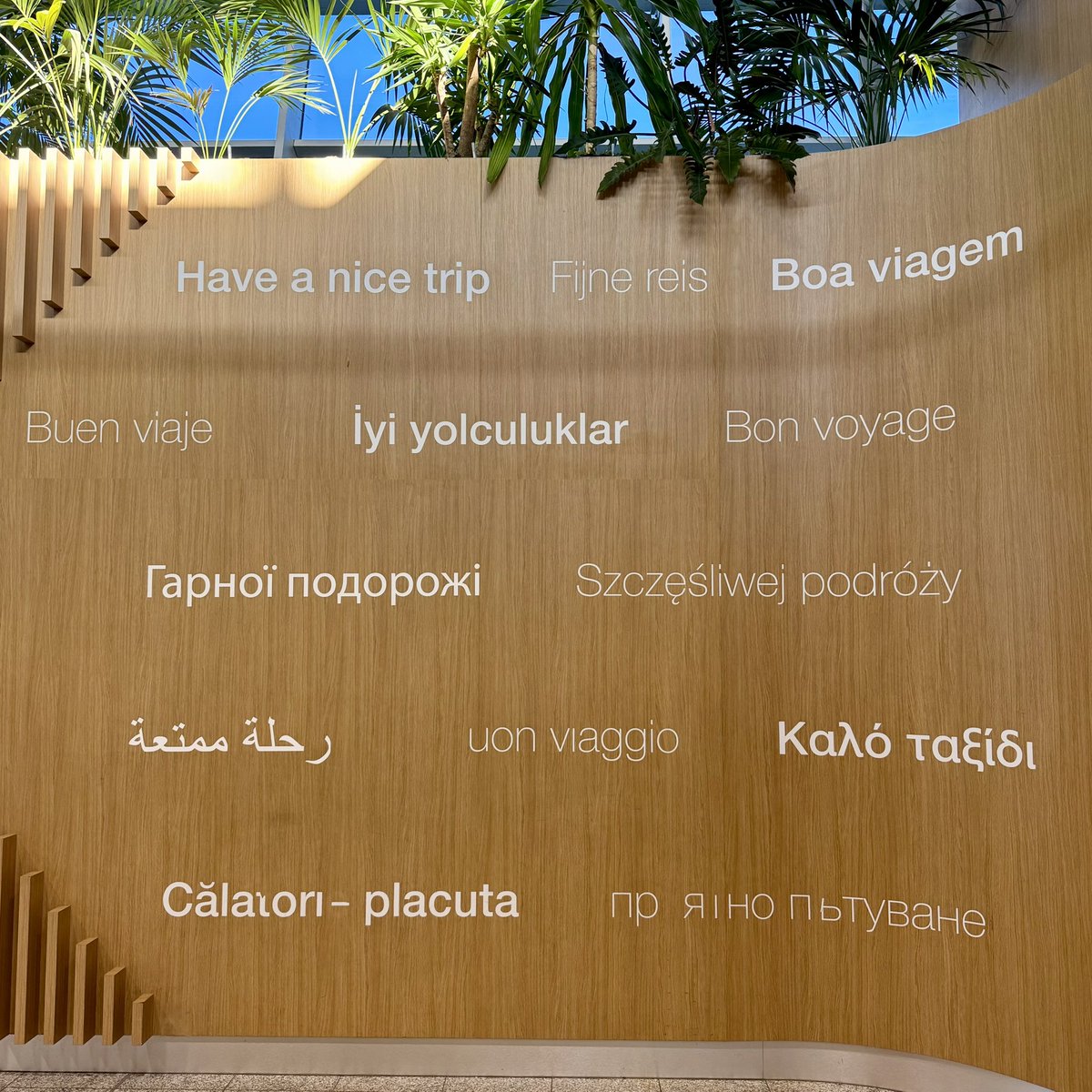 MattLearnsLingo's tweet image. Enkele talen op luchthaven Eindhoven gisteren ✈️ #langtwt