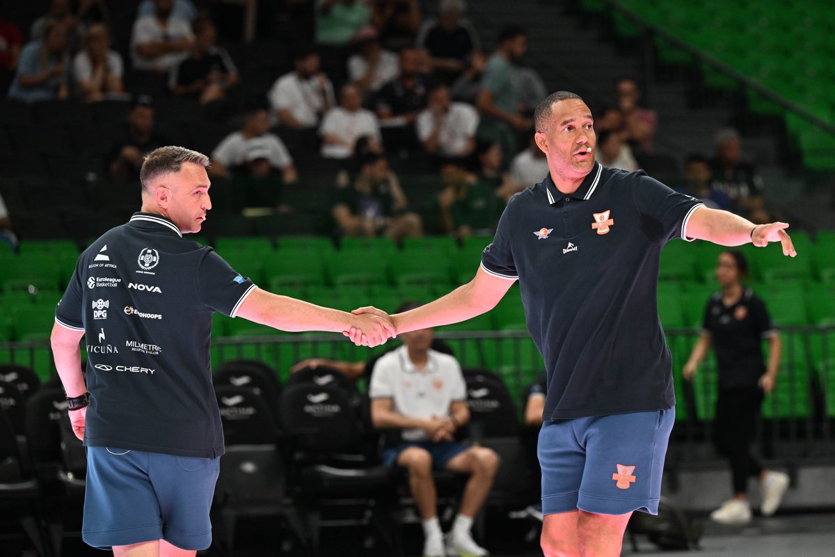EuroLeague Head Coaches Board - EHCB (@headcoachesorg) on Twitter photo First on-court masterclass of the day wrapped up!
<a href="/Raptors/">Toronto Raptors</a> duo <a href="/DRajakovic/">Darko Rajakovic</a> & Jama Mahlalela delivered expert insights on mastering Top Lock Defense against off-ball screens and DHOs. First on-court masterclass of the day wrapped up!
<a href="/Raptors/">Toronto Raptors</a> duo <a href="/DRajakovic/">Darko Rajakovic</a> & Jama Mahlalela delivered expert insights on mastering Top Lock Defense against off-ball screens and DHOs.