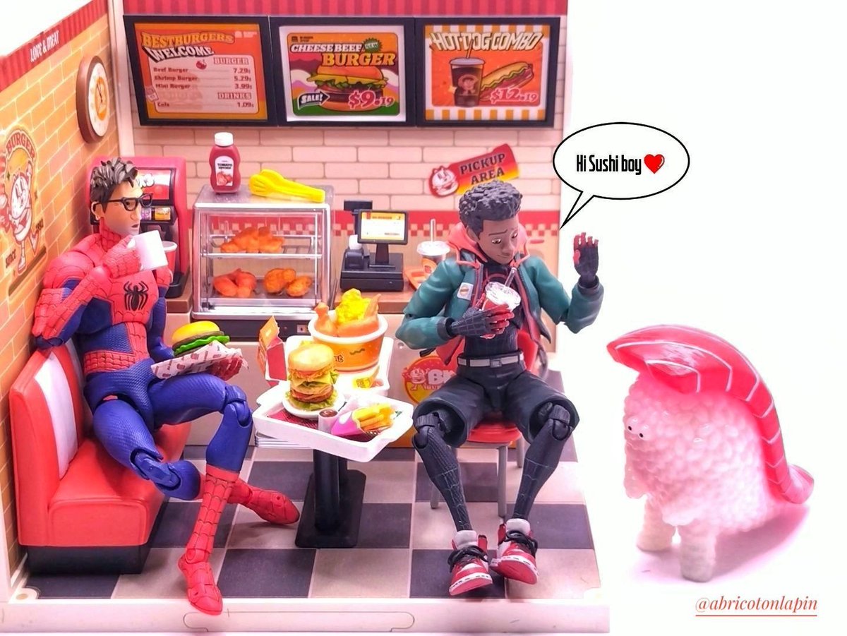 abricotonlapin's tweet image. #スシエルエー
「マグロ君、今日のご飯はなぁに?③&④」
③今日はハンバーガー🍔
マイルス達が奢ってくれたので一番大きいサイズのバーガーにかぶりついています🤭
私も食べたくなったので
「ブラザーズ(人形町)」でエッグチーズバーガーを注文🤗
④今日はラーメン🍜
餃子は店主さんのサービス。…