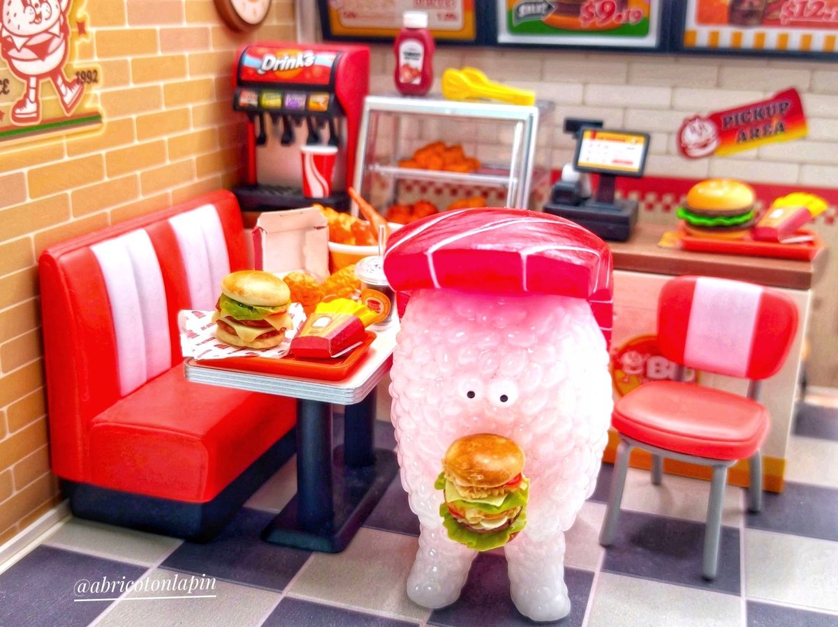 abricotonlapin's tweet image. #スシエルエー
「マグロ君、今日のご飯はなぁに?③&④」
③今日はハンバーガー🍔
マイルス達が奢ってくれたので一番大きいサイズのバーガーにかぶりついています🤭
私も食べたくなったので
「ブラザーズ(人形町)」でエッグチーズバーガーを注文🤗
④今日はラーメン🍜
餃子は店主さんのサービス。…
