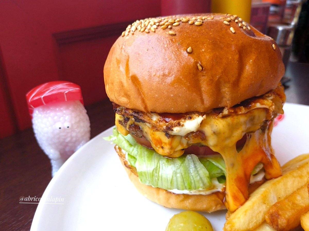 abricotonlapin's tweet image. #スシエルエー
「マグロ君、今日のご飯はなぁに?③&④」
③今日はハンバーガー🍔
マイルス達が奢ってくれたので一番大きいサイズのバーガーにかぶりついています🤭
私も食べたくなったので
「ブラザーズ(人形町)」でエッグチーズバーガーを注文🤗
④今日はラーメン🍜
餃子は店主さんのサービス。…