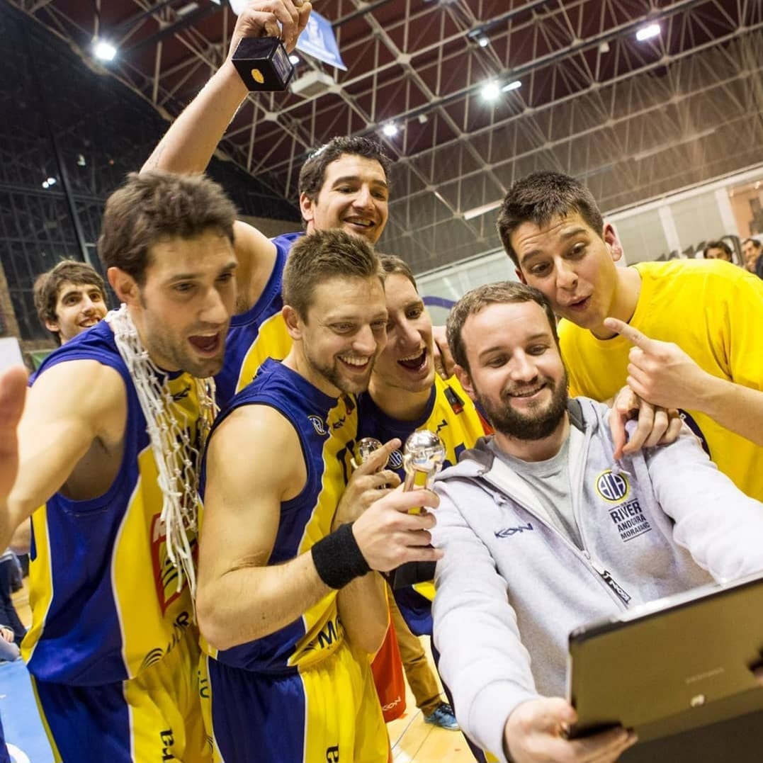 talpri's tweet photo. (1/5)🏀💙
Avui poso fi a 14 Temporades al club de la meva vida. Una decisió personal i  molt meditada. Difícil resumir 14 Temporades: Alegries, tristeses, riures, llàgrimes, ascensos (2 a ACB), descensos (només 1 afortunadament), tensió, nervis, abraçades i sobretot molta passió. https://t.co/kel3PUsTAf