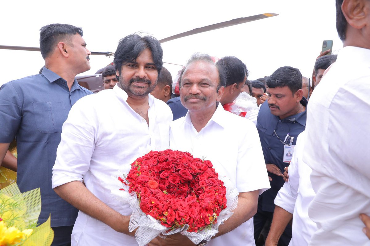 JanaSena Party (@janasenaparty) on Twitter photo రాష్ట్ర ఉప ముఖ్యమంత్రి శ్రీ <a href="/PawanKalyan/">Pawan Kalyan</a> గారు ప్రకాశం జిల్లా మార్కాపురం నియోజక వర్గం నరసింహపురంలో రూ. 1290 కోట్ల విలువైన తాగునీటి పథకానికి శంకుస్థాపన చేసేందుకు విచ్చేసిన సందర్భంగా హార్దిక స్వాగతం పలికిన రాష్ట్ర మంత్రులు, ఎమ్మెల్యేలు, ఎంపీలు, జిల్లా అధికారులు, జనసేన, టీడీపీ, రాష్ట్ర ఉప ముఖ్యమంత్రి శ్రీ <a href="/PawanKalyan/">Pawan Kalyan</a> గారు ప్రకాశం జిల్లా మార్కాపురం నియోజక వర్గం నరసింహపురంలో రూ. 1290 కోట్ల విలువైన తాగునీటి పథకానికి శంకుస్థాపన చేసేందుకు విచ్చేసిన సందర్భంగా హార్దిక స్వాగతం పలికిన రాష్ట్ర మంత్రులు, ఎమ్మెల్యేలు, ఎంపీలు, జిల్లా అధికారులు, జనసేన, టీడీపీ,