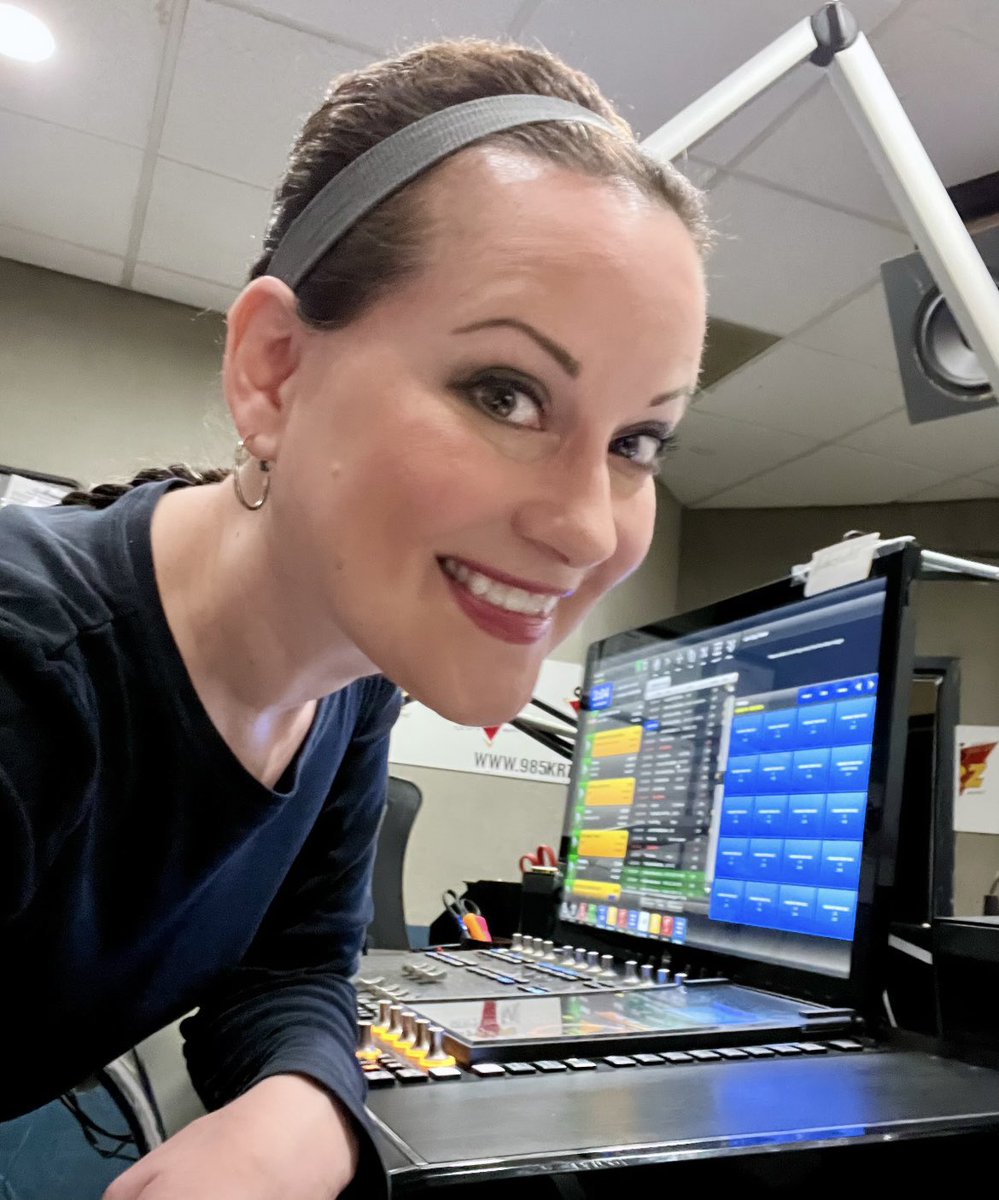 Happy 4th! On the radio LIVE with you til 10am 🤗 -Liss 

*Why does the mic stand look like it’s coming out of my head?