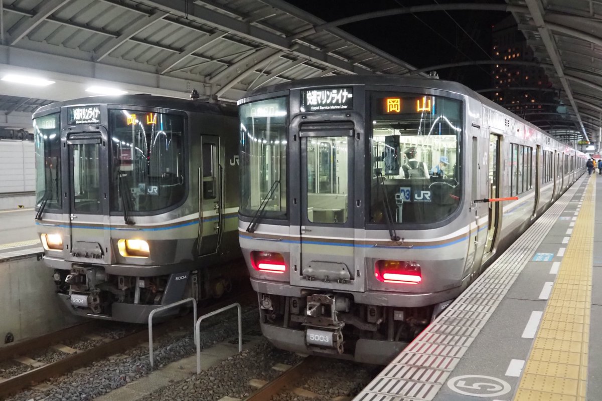 マリンライナー高松駅での夜の1コマ。