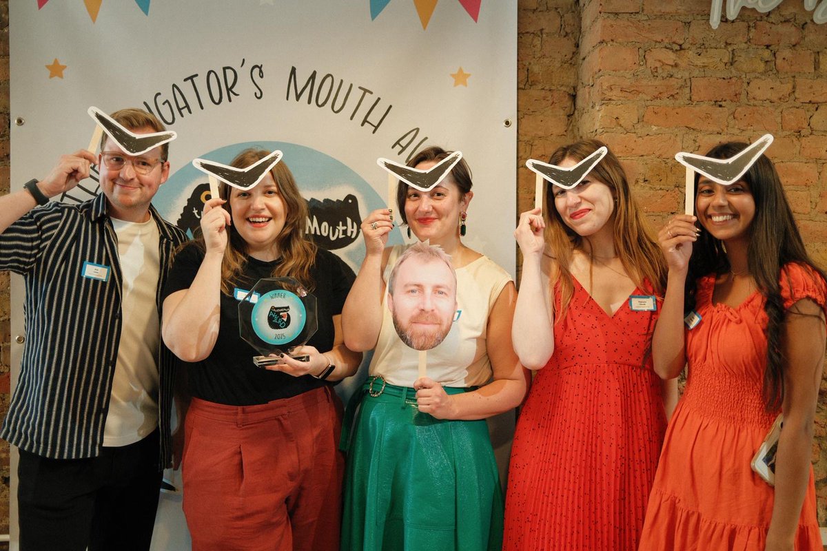 BookBrunch (@bookbrunch) on Twitter photo Alex Latimer (<a href="/almaxlat/">Alex Latimer</a>) has won the <a href="/alligatorsmouth/">Alligator's Mouth</a> award for Gordon the Meanest Goose on Earth (<a href="/OxfordChildrens/">Oxford Children's Books</a>)
bookbrunch.co.uk/page/article-d… (£) Alex Latimer (<a href="/almaxlat/">Alex Latimer</a>) has won the <a href="/alligatorsmouth/">Alligator's Mouth</a> award for Gordon the Meanest Goose on Earth (<a href="/OxfordChildrens/">Oxford Children's Books</a>)
bookbrunch.co.uk/page/article-d… (£)
