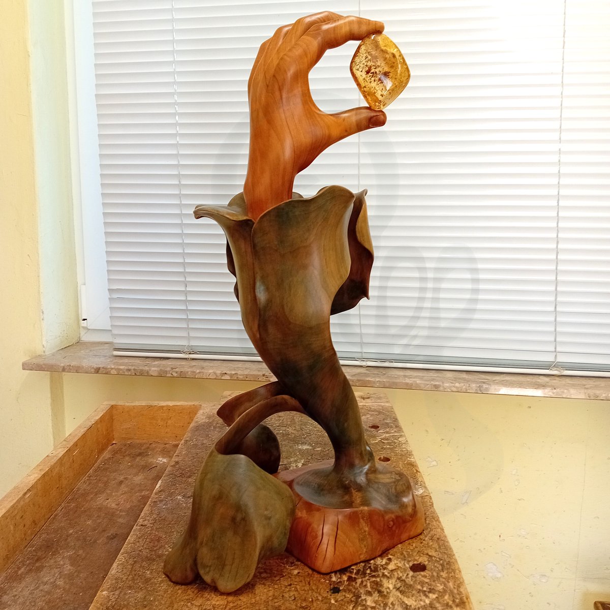 Klexmino's tweet photo. Hello friends of art.
Today I would like to introduce you to my sculpture ‘Responsibility II’.
Responsibility I and III will follow. 
Apple tree / Baltic amber with inclusions stained / waxed 49 cm x 27 cm https://t.co/7Fj8mK2cJz