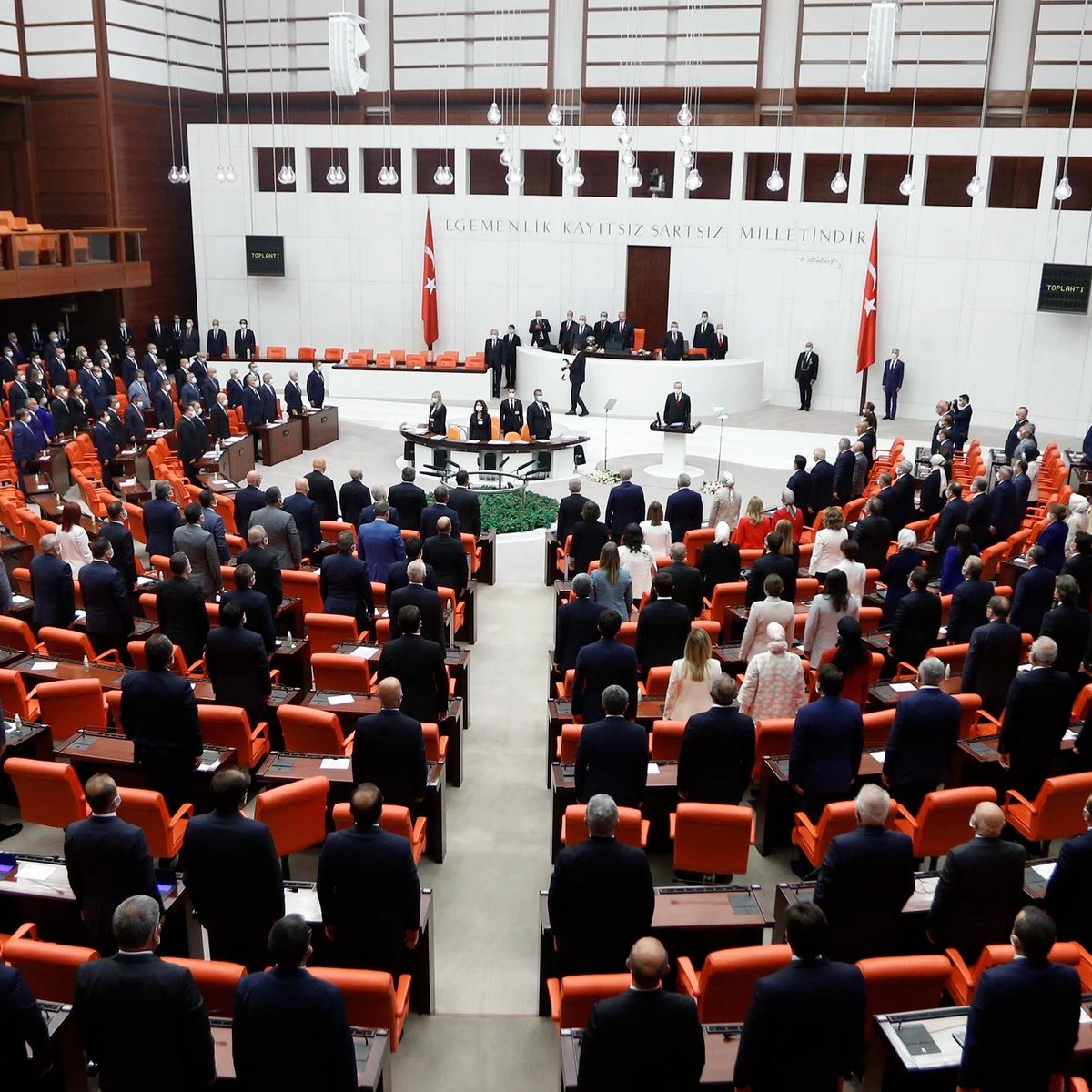 Milletvekili maaşı 229 bin 676 TL'ye yükseldi.

• Emekli vekillerin maaşı ise 149 bin TL oldu. (Sözcü)