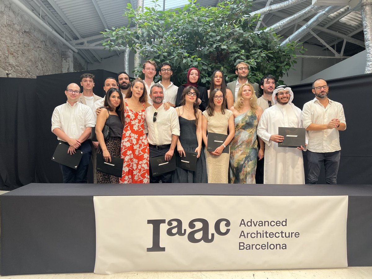 vicenteguallart's tweet image. Hoy es la graduación del @IAAC de la clase 2024-25, con 243 estudiantes de 52 paises correspodientes a 7 masters y 6 posgrados, reunidos en el Poblenou de Barcelona. Felicidades a todos!!