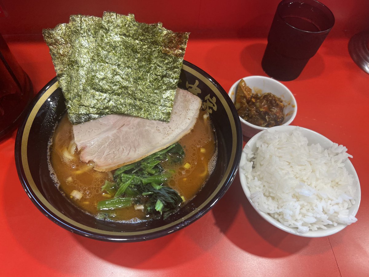 ramenmanzz's tweet image. 📍町田 七代目野中家
ラーメン900円 ライスセット200円
自己評価★★★☆☆
新店㊗️町田で1番濃厚で旨いラーメンを目指しているらしい(公式Xから参照)確かに濃厚で鶏油が先行型してくるかなり重めなスープ。ライス食べ放題ではなくライスセットにすると裏ガッパがついてくる。町田はラーメン激戦区