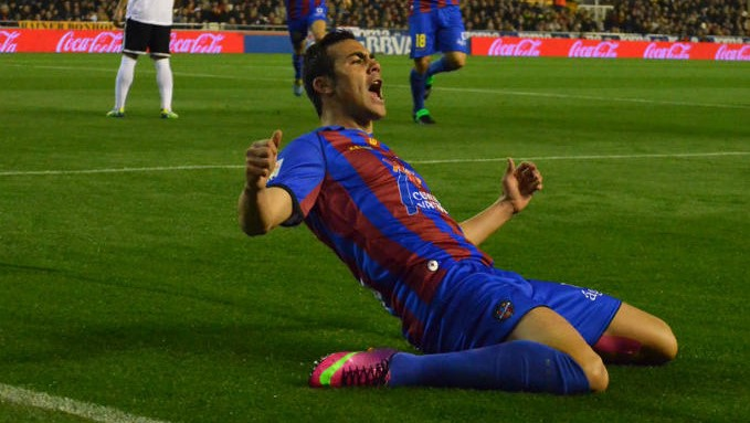 es retira el millor futbolista valencià dels últims 15 anys, li pese a qui li pese. 4 UEFAs, 1 Conference i dos ascensos i una classificació a Europa en el club que el va fer un home, en el club de la seua vida.
Simplement gràcies per tot, Iborra. El teu llegat és imborrable.