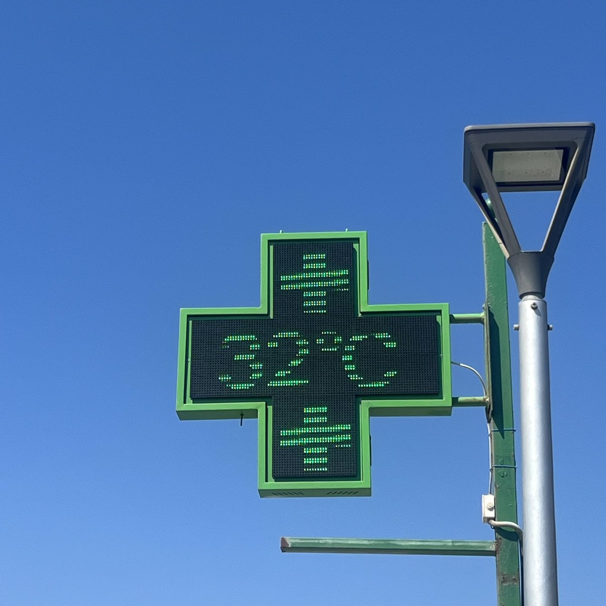 Tell you what it’s a warm, popped into Glory Day’s FBI - Sports Bar and grill in Ixia, Rhodo’s 🇬🇷.