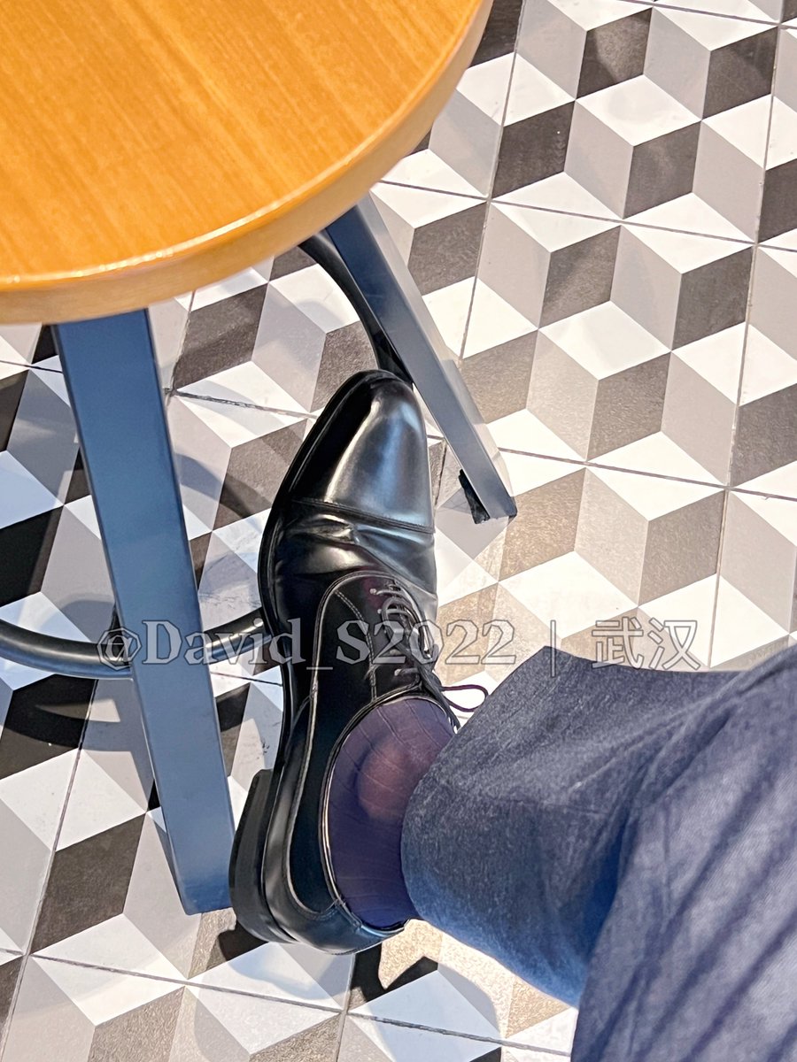 本周的不愉快就止于此吧！#武汉 #皮鞋丝袜