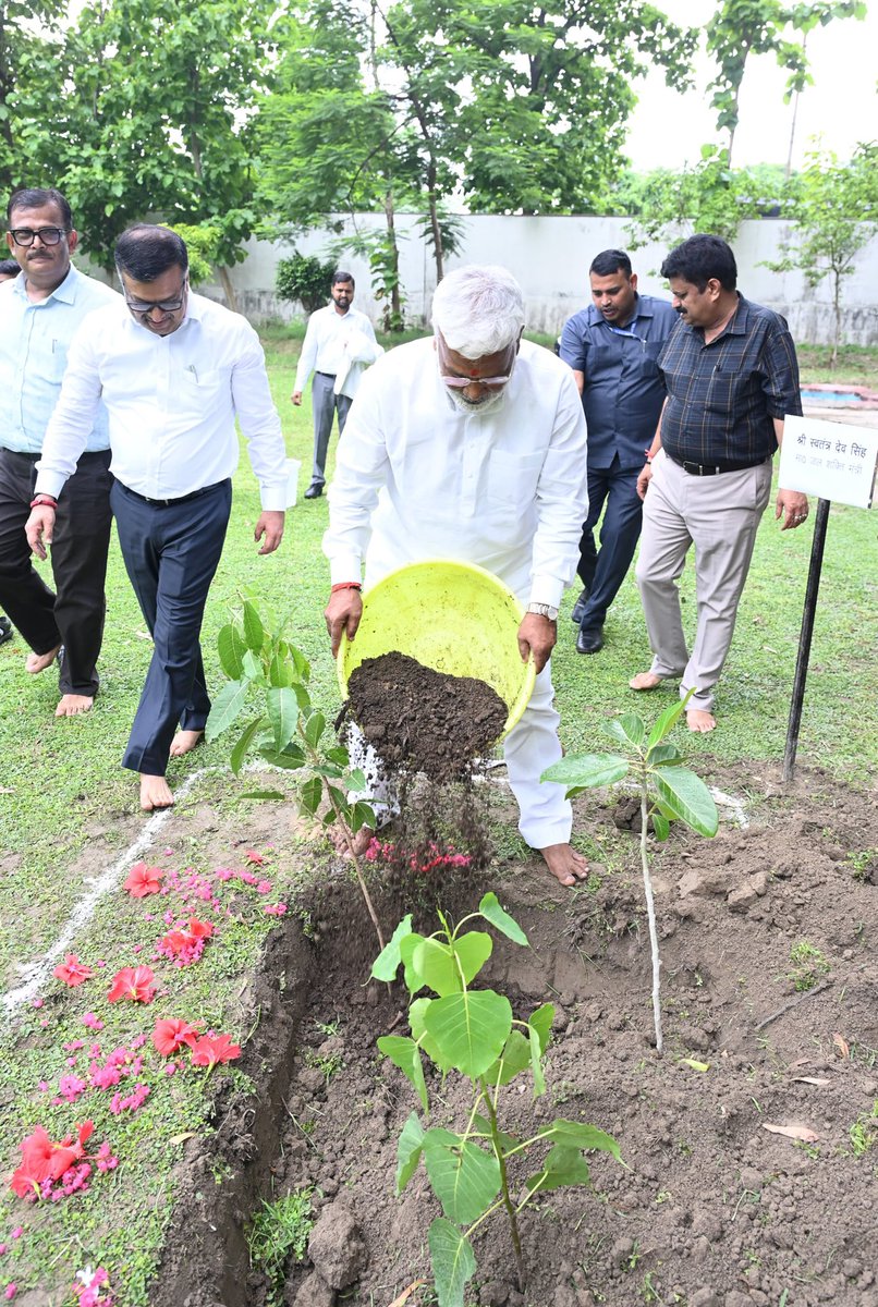 Irrigation & Water Resources Department, UP (@upirrigationwr) on Twitter photo माननीय जल शक्ति मंत्री श्री <a href="/swatantrabjp/">Swatantra Dev Singh</a> जी ने आज उतरेटिया, लखनऊ में स्थित सिंचाई विभाग कार्यालय के परिसर में वृहद वृक्षारोपण-2025 कार्यक्रम के तहत विभाग के अधिकारियों एवं कर्मचारियों में साथ पौधारोपण किया। माननीय जल शक्ति मंत्री श्री <a href="/swatantrabjp/">Swatantra Dev Singh</a> जी ने आज उतरेटिया, लखनऊ में स्थित सिंचाई विभाग कार्यालय के परिसर में वृहद वृक्षारोपण-2025 कार्यक्रम के तहत विभाग के अधिकारियों एवं कर्मचारियों में साथ पौधारोपण किया।