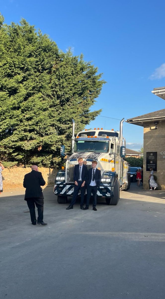 Kenny went to prom 🤵

Sully took a lad to his prom in Chipping Norton yesterday evening! Big thank you to @CMG Heavy Rescue  to letting Sully borrow Kenny for the occasion 🎉

#CMG247