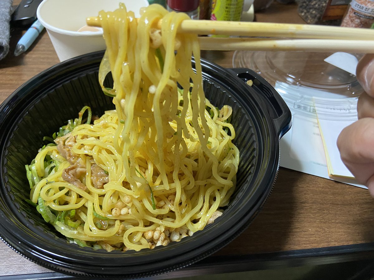 【新牛玉スタミナまぜそば】

吉野家で本日より販売のまぜそば。
さっそく食べたら美味いっ！😊

食べ終わったのに、また食べたい。🤣