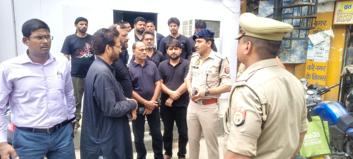 DM War Room Muzaffarnagar (@muzaffarnagardm) on Twitter photo आज अपर जिलाधिकारी (प्रशासन) व पुलिस अधीक्षक नगर द्वारा थानाक्षेत्र कोतवाली नगर व खालापार में जूलूस आयोजकों के साथ मोहर्रम जुलूस मार्ग का निरीक्षण कर संबंधित को आवश्यक दिशा-निर्देश दिए गये।
<a href="/UPGovt/">Government of UP</a> <a href="/CMOfficeUP/">CM Office, GoUP</a> <a href="/ChiefSecy_UP/">Manoj Kumar Singh, IAS, Chief Secretary, UP</a> आज अपर जिलाधिकारी (प्रशासन) व पुलिस अधीक्षक नगर द्वारा थानाक्षेत्र कोतवाली नगर व खालापार में जूलूस आयोजकों के साथ मोहर्रम जुलूस मार्ग का निरीक्षण कर संबंधित को आवश्यक दिशा-निर्देश दिए गये।
<a href="/UPGovt/">Government of UP</a> <a href="/CMOfficeUP/">CM Office, GoUP</a> <a href="/ChiefSecy_UP/">Manoj Kumar Singh, IAS, Chief Secretary, UP</a>