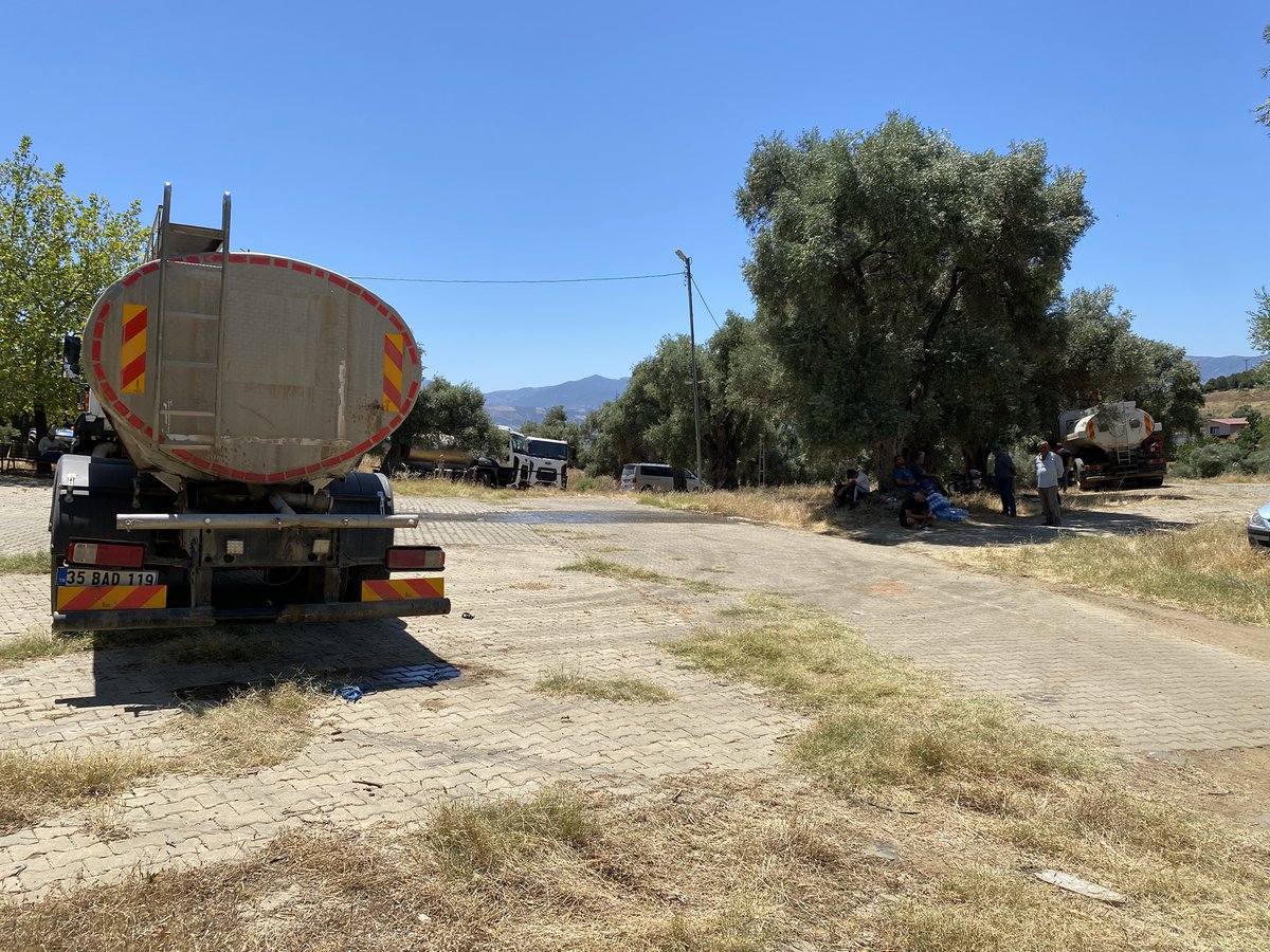 Rüzgar köye doğru estiği için yangının buraya geleceği düşünülüyor. Muhtar yanımda. Muhtarı arayıp köyü boşaltın talimatı verilmiş. Hayvanları nakliye etmişler. Tedbir için 3 İzsu, 2 Ödemiş Belediyesi, 1 Bayındır Belediyesi arazözü hazır bekliyor köyün içinde. 12:21 #Ödemiş