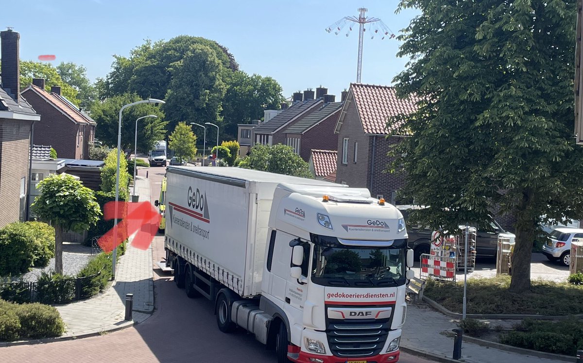 Drama…..

Lossen in de Hoofdstraat, Ivm kermis niet bereikbaar.   Dan maar 250 mtr verder de straal een half uur dicht zetten. 
Je zult maar afh. zijn van de ambulance…. (Pijl)