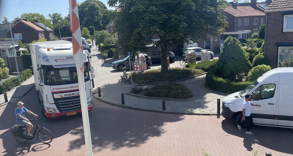 LeonKennis's tweet photo. Drama…..

Lossen in de Hoofdstraat, Ivm kermis niet bereikbaar.   Dan maar 250 mtr verder de straal een half uur dicht zetten. 
Je zult maar afh. zijn van de ambulance…. (Pijl) https://t.co/RDbIPnjZcO