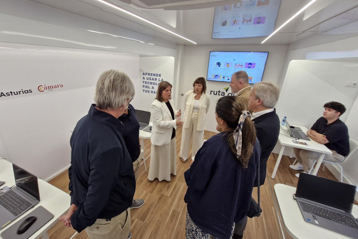 🛜 El @gobasturias lleva la inteligencia artificial a los concejos de menos de 20.000 habitantes a través del programa 'Ruta digital'.
💻📲Un aula móvil de 10 metros de longitud y dotada con equipos para diez personas recorrerá 71 concejos para ofrecer formación.
🗣La