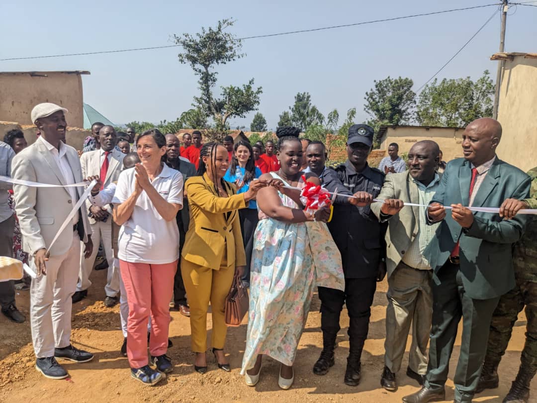 Umurenge wa Rilima - Akarere ka Bugesera (@rilimabugesera) on Twitter photo Kuri uyu wa 4/7/2025 mu murenge wa <a href="/RilimaBugesera/">Umurenge wa Rilima - Akarere ka Bugesera</a>, abaturage bitabiriye kwizihiza Umunsi wo #Kwibohora31.
Es Sector, inzego z’umutekano n’abafatanyabikorwa bifatanyije n’Umurenge wa Rilima muri iki gikorwa, cyabimburiwe no gutaha inzu zubakiwe abatishoboye. Kuri uyu wa 4/7/2025 mu murenge wa <a href="/RilimaBugesera/">Umurenge wa Rilima - Akarere ka Bugesera</a>, abaturage bitabiriye kwizihiza Umunsi wo #Kwibohora31.
Es Sector, inzego z’umutekano n’abafatanyabikorwa bifatanyije n’Umurenge wa Rilima muri iki gikorwa, cyabimburiwe no gutaha inzu zubakiwe abatishoboye.