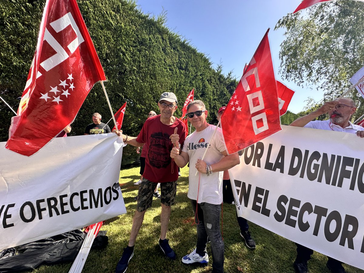 CCOOSanidadMad's tweet photo. ￼ ￼
🔉Más de 200 profesionales que trabajan en #Parcesa @ParcesaA14025 se movilizan para impedir que modifiquen sustancialmente sus condiciones de trabajo. 

✊Tienen derechos y #CCOO está con ellos y ellas #funerarias también son profesionales indispensables 🪦 https://t.co/DGnHzFKcoj