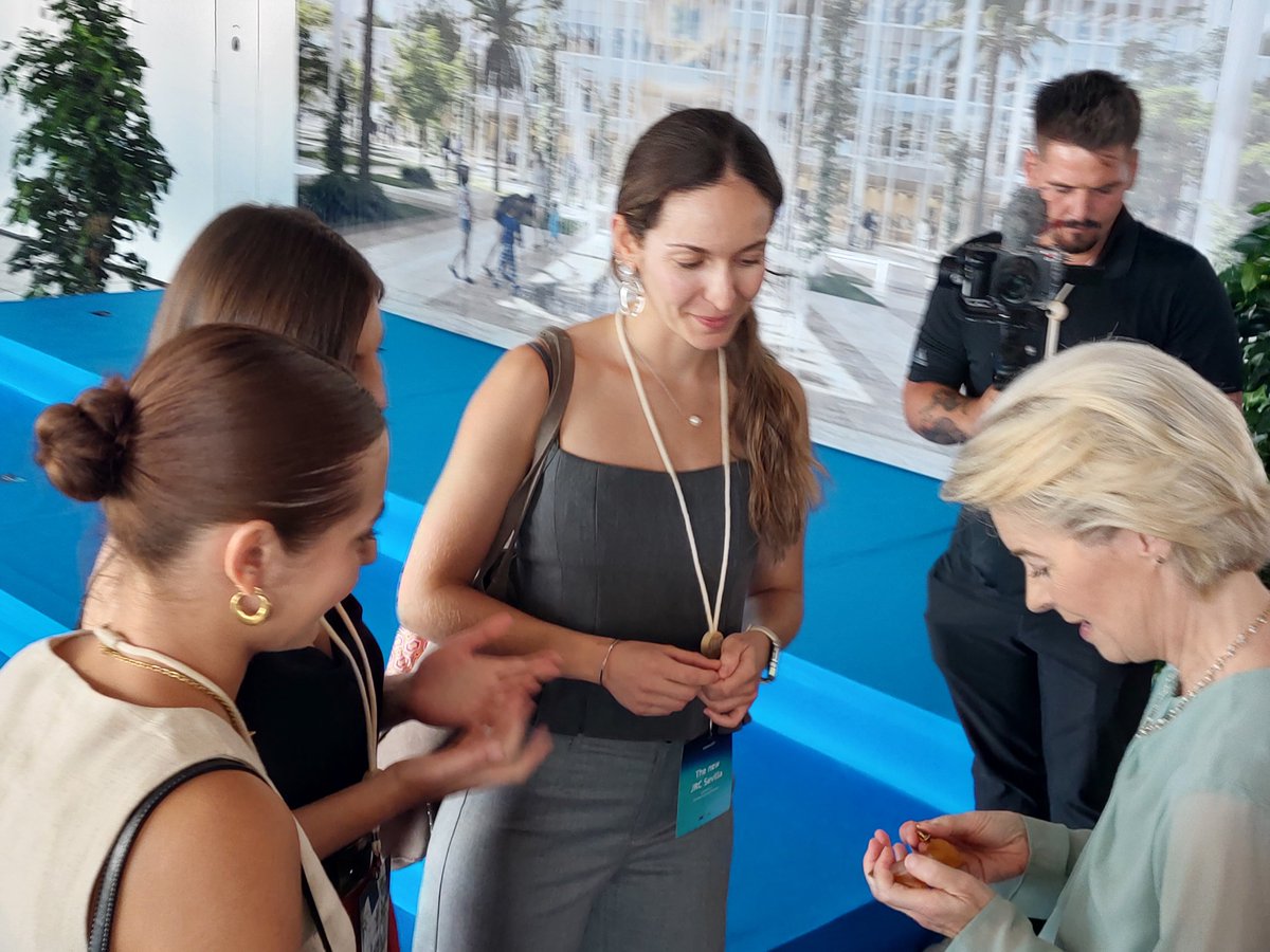 EITeu's tweet image. 🍊Seville’s oranges are fuelling more than marmalade —they’re driving Europe’s green transition
EC President @vonderleyen met the young female-led team behind #Remonda, an #EITCommunity project turning orange peels into biodegradable bioplastics💚🧡
👉 europa.eu/!qYT34R