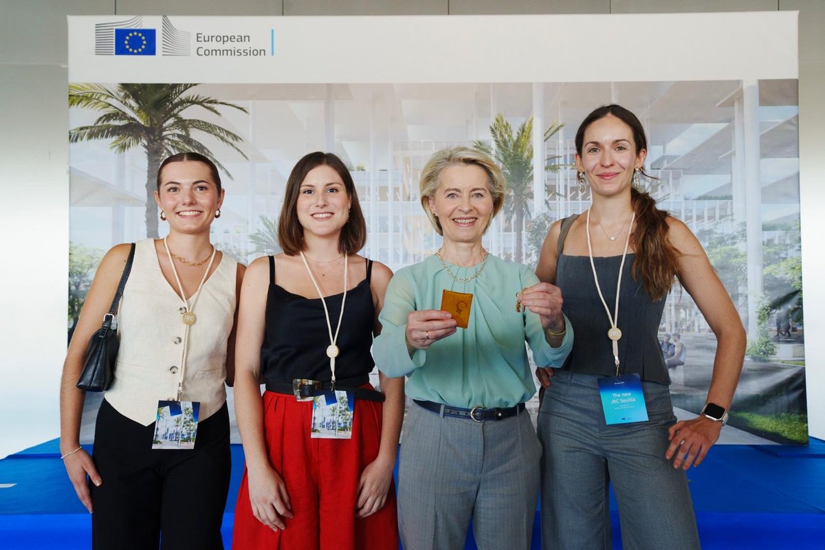 EITeu's tweet image. 🍊Seville’s oranges are fuelling more than marmalade —they’re driving Europe’s green transition
EC President @vonderleyen met the young female-led team behind #Remonda, an #EITCommunity project turning orange peels into biodegradable bioplastics💚🧡
👉 europa.eu/!qYT34R