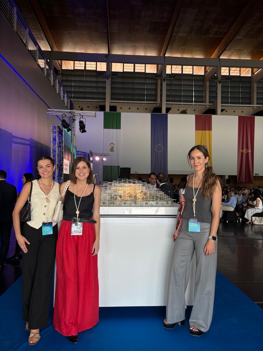 EITeu's tweet image. 🍊Seville’s oranges are fuelling more than marmalade —they’re driving Europe’s green transition
EC President @vonderleyen met the young female-led team behind #Remonda, an #EITCommunity project turning orange peels into biodegradable bioplastics💚🧡
👉 europa.eu/!qYT34R