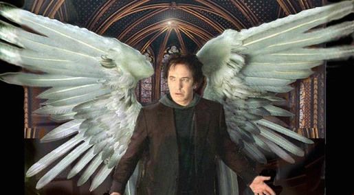 Бог (женщина, всё по канону!) и Метатрон в фильме «Догма» (1999). Метатрон в исполнении Алана Рикмана такой хороший, что даже и не знаешь, чего это он через 20 лет затащит Азирафеля на Небеса. Снимал штаны, показывал… Гхм, очаровательная парочка, да. Good Omens-3, ваш ответ?😂