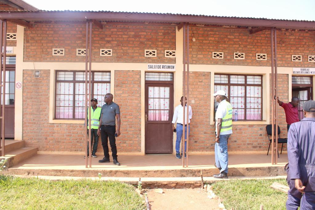 1/6 #Burundi: Visite du DG de l’ABER à Butanyerera
Le 3 juillet 2025, <a href="/eric_muganwa/">MSc Ir. Eric MPAYIMANA</a> le Directeur Général de l’<a href="/ABER80724107/">ABER</a> a visité les communes Kirundo, Busoni et Gitobe pour évaluer les travaux réalisés grâce au reliquat du Projet d’Électrification Rurale (PERK).@minergiemine1