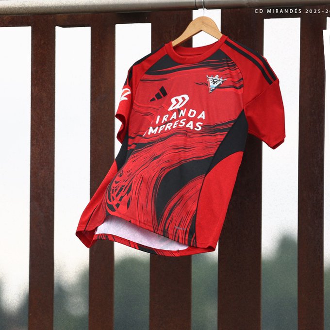👕 El <a href="/CDMirandes/">Club Deportivo Mirandés</a>, de la mano de <a href="/adidas_ES/">adidas_ES</a> presenta la camiseta de su primera equipación para la temporada 25/26.