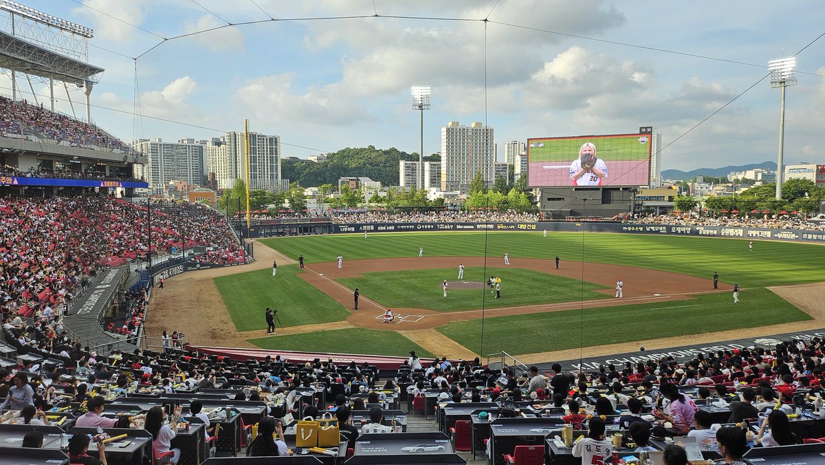 오후 6시 25분 챔피언스필드 2만500석 매진입니다. 시즌 14번째 매진입니다.