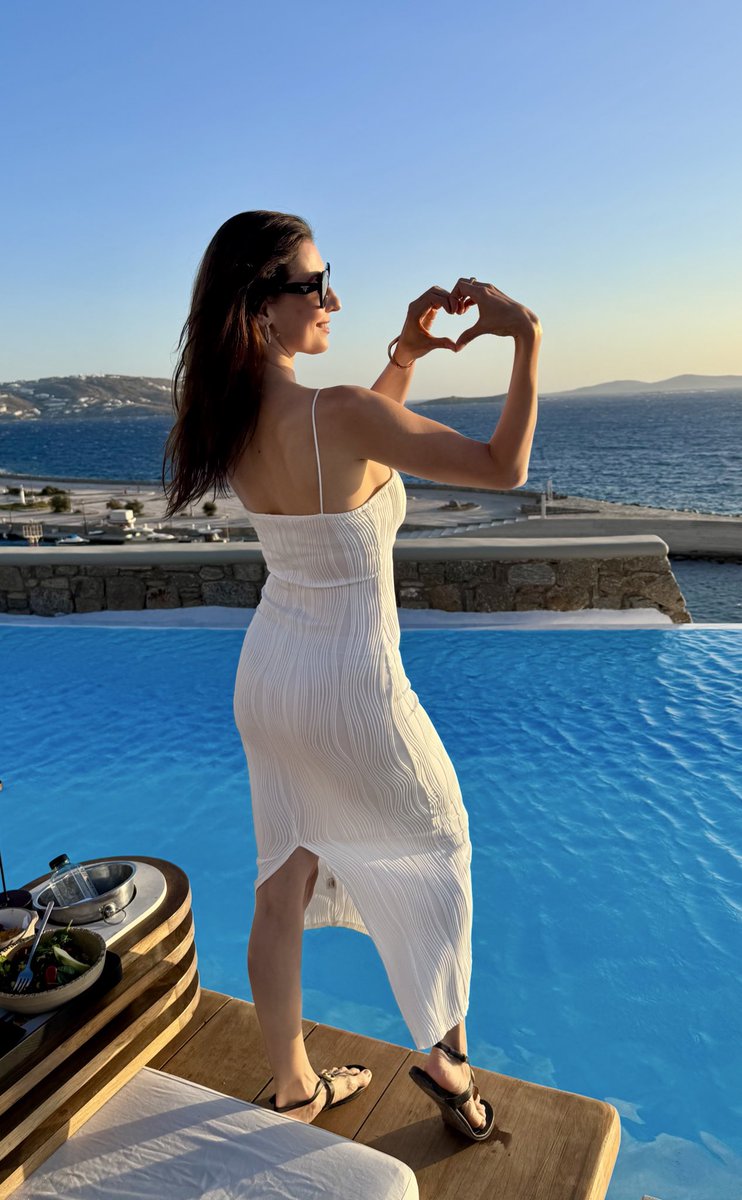 Golden hour, good vibes, and a heart full of roses 🌹✨

#mykonos #sunsetvibes #travelling #claudiaciesla #peaceofmind